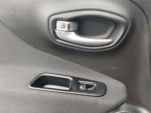 Used 2020 Jeep Renegade Latitude w/ Cold Weather Group image 13