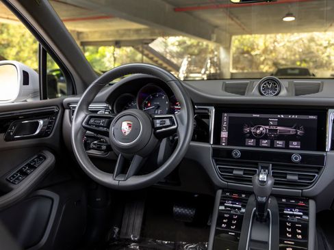 Certified 2025 Porsche Macan AWD/4WD image 39