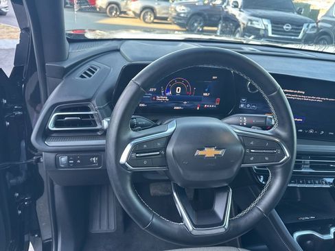 Used 2025 Chevrolet Traverse LT image 13