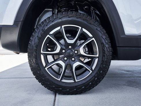 Used 2024 Jeep Compass Trailhawk image 9