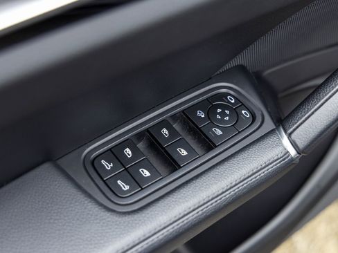 Certified 2023 Porsche Cayenne Platinum Edition w/ Performance Package image 23