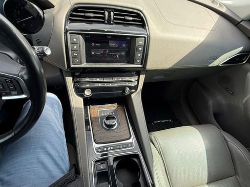 Used 2018 Jaguar F-PACE R-Sport image 17