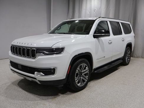 Used 2024 Jeep Wagoneer L Series II w/ Flexible Seating Group AWD/4WD image 5