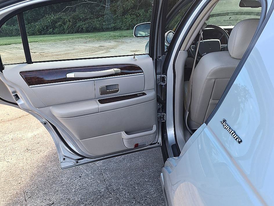 Used 2007 Lincoln Town Car Signature RWD image 26