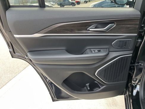 New 2026 Jeep Grand Cherokee Limited image 17