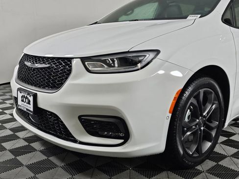 New 2026 Chrysler Pacifica Select image 11