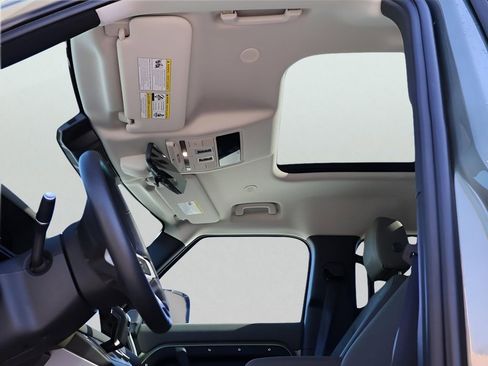 Used 2024 Land Rover Defender 110 SE image 38