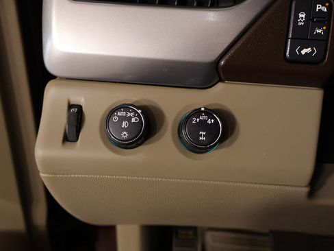 Used 2020 Chevrolet Suburban LT w/ Luxury Package AWD/4WD image 8