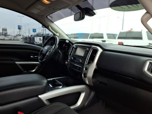 Used 2017 Nissan Titan SV image 21
