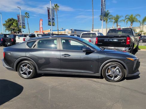 Used 2025 Kia K4 LXS image 32