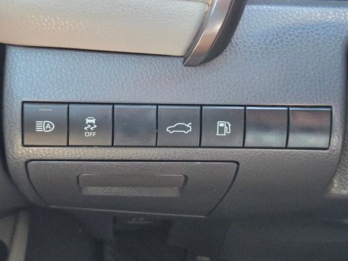 Used 2018 Toyota Camry SE w/ Moonroof Package FWD image 30