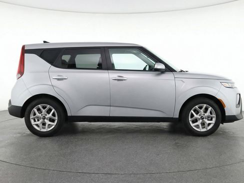 Used 2025 Kia Soul LX w/ LX Technology Package FWD image 11