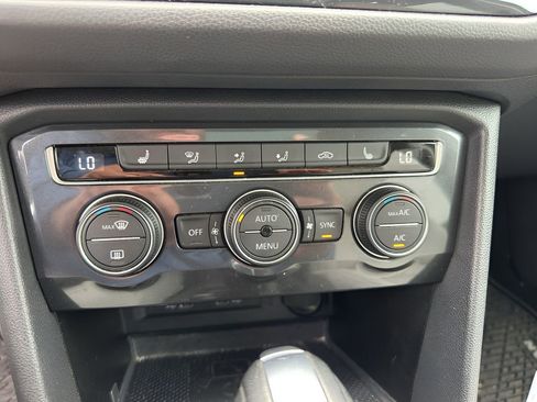 Used 2021 Volkswagen Tiguan SE w/ Panoramic Sunroof Package image 9