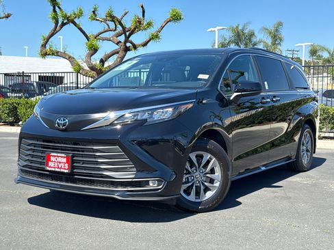 Certified 2026 Toyota Sienna XLE image 2