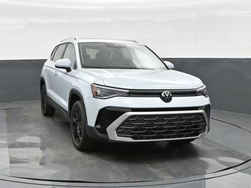 New 2025 Volkswagen Taos SE image 2