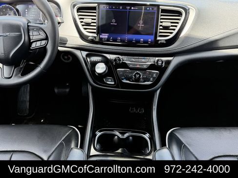 Used 2025 Chrysler Pacifica Limited FWD image 13