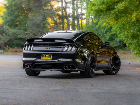 Used 2017 Ford Mustang GT Premium w/ GT Performance Package RWD image 4