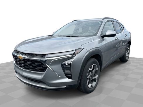 Used 2025 Chevrolet Trax LT w/ Sunroof Package FWD image 1