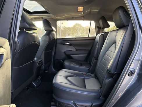 Used 2023 Toyota Highlander XLE image 14
