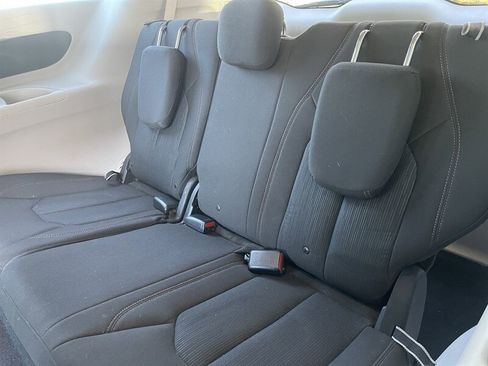 Used 2017 Chrysler Pacifica Touring image 12