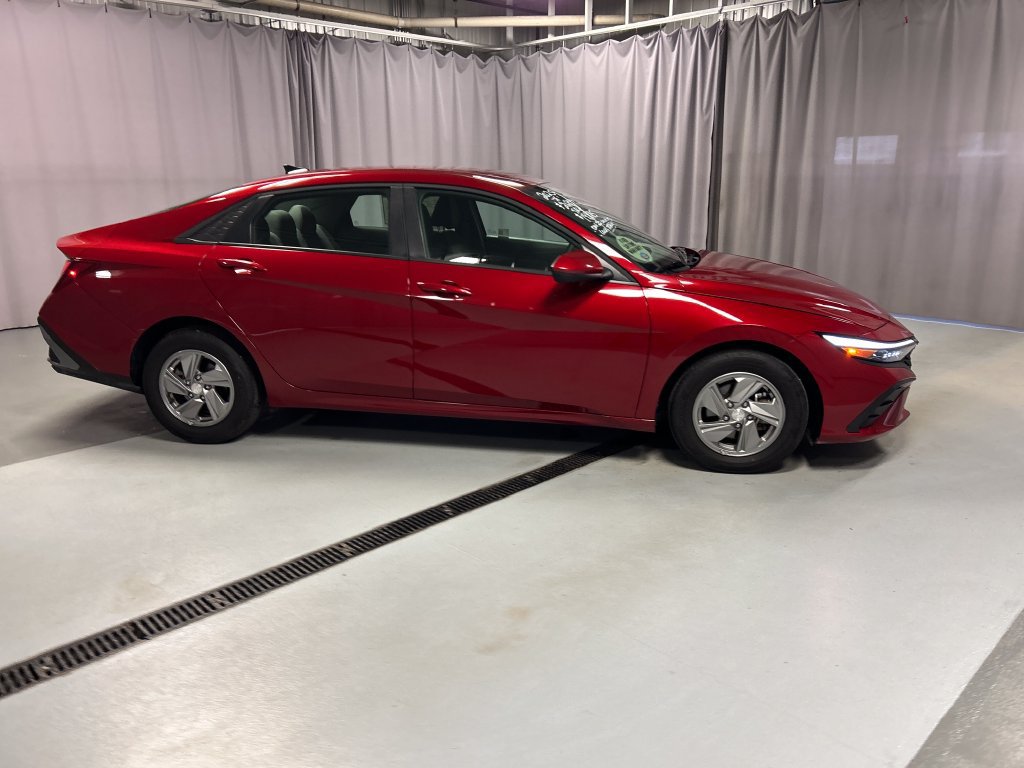Used 2025 Hyundai Elantra SE FWD image 8