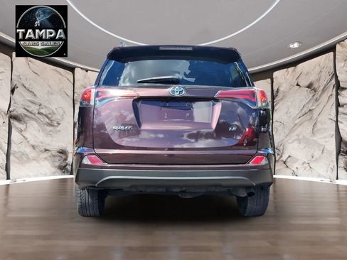 Used 2018 Toyota RAV4 LE FWD image 5