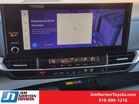 Used 2025 Toyota Sienna XLE image 17