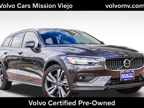 Used 2025 Volvo V60 B5 Cross Country Plus image 1