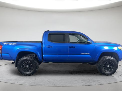 Used 2016 Toyota Tacoma TRD Sport w/ Towing Package AWD/4WD image 4