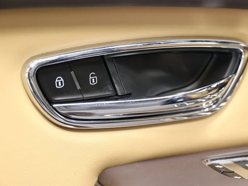 Used 2021 Bentley Bentayga AWD/4WD image 12
