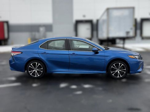 Used 2018 Toyota Camry SE image 4