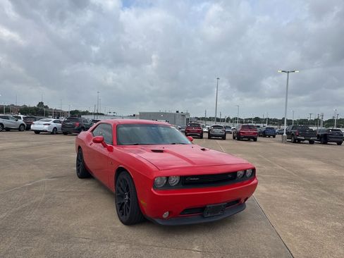 Used 2014 Dodge Challenger R/T RWD image 1