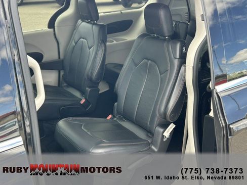 Used 2018 Chrysler Pacifica Touring-L FWD image 18