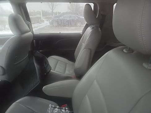 Used 2017 Toyota Sienna Limited Premium image 8