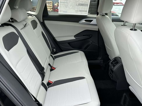 New 2026 Volkswagen Taos SE image 15