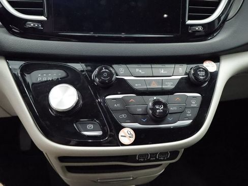 Certified 2023 Chrysler Pacifica Touring-L FWD image 28