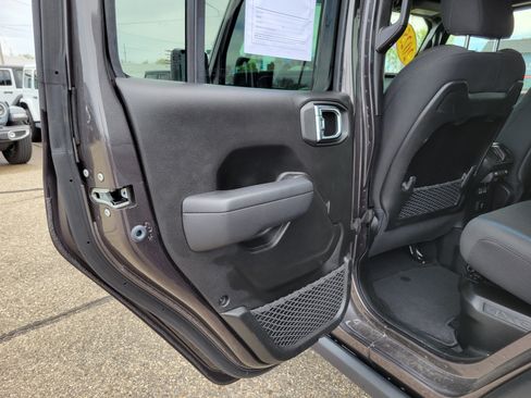 Used 2025 Jeep Wrangler Unlimited Rubicon 4xe w/ Convenience Group AWD/4WD image 16