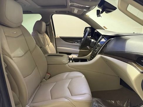 Used 2020 Cadillac Escalade Premium Luxury w/ LPO, Radiant Package AWD/4WD image 32