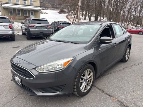 Used 2017 Ford Focus SE image 3