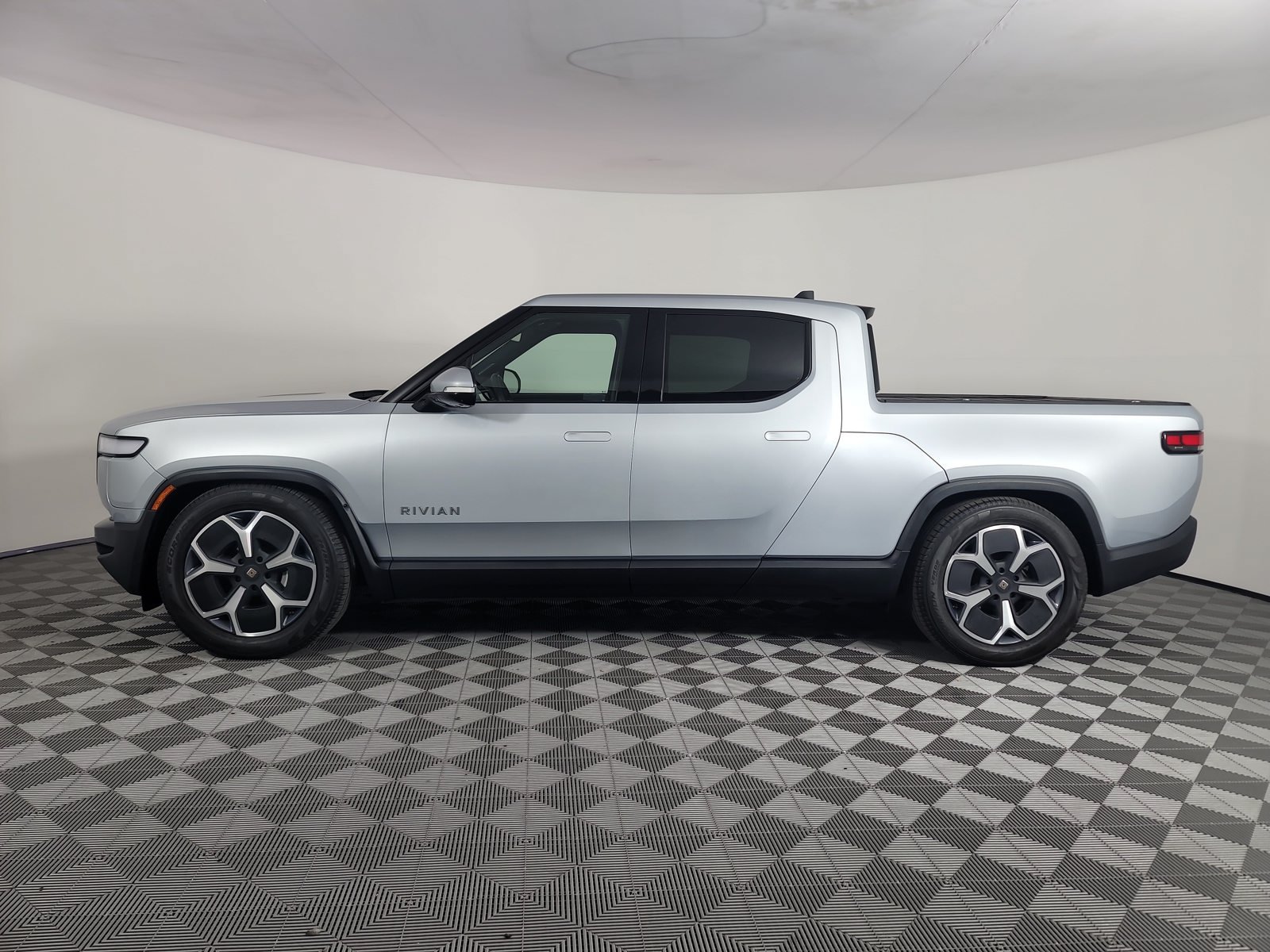 Used 2024 Rivian R1T Adventure Dual AWD/4WD image 2