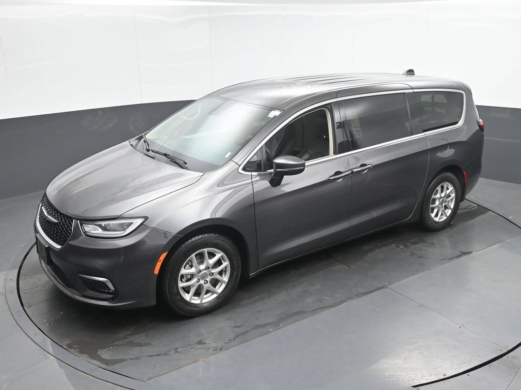 Used 2023 Chrysler Pacifica Touring-L FWD image 17
