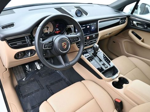 Certified 2025 Porsche Macan AWD/4WD image 4