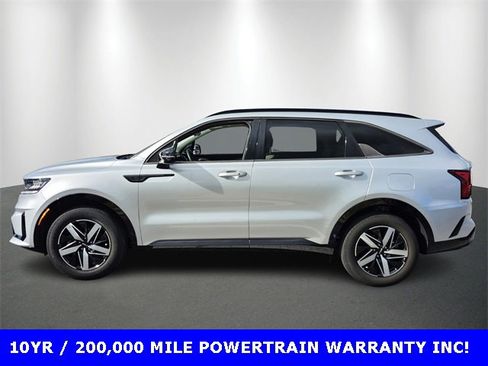Used 2022 Kia Sorento EX w/ Panoramic Sunroof Package image 2