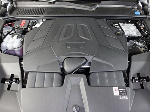 Used 2025 Porsche Cayenne Coupe image 40