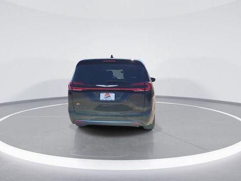 Used 2024 Chrysler Pacifica Touring-L image 7