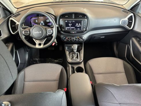 Used 2025 Kia Soul LX w/ LX Technology Package FWD image 30