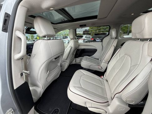 Used 2020 Chrysler Pacifica Limited FWD image 8