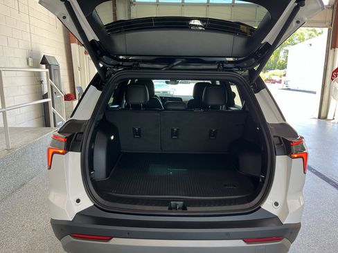 New 2026 Chevrolet Equinox LT w/ Convenience Package II FWD image 8