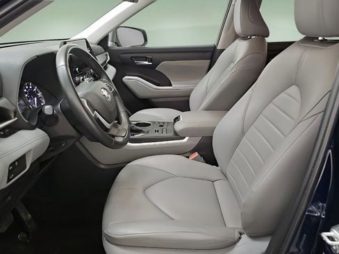 Used 2023 Toyota Highlander XLE image 6