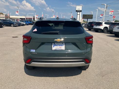 Used 2025 Chevrolet Trax LT FWD image 6